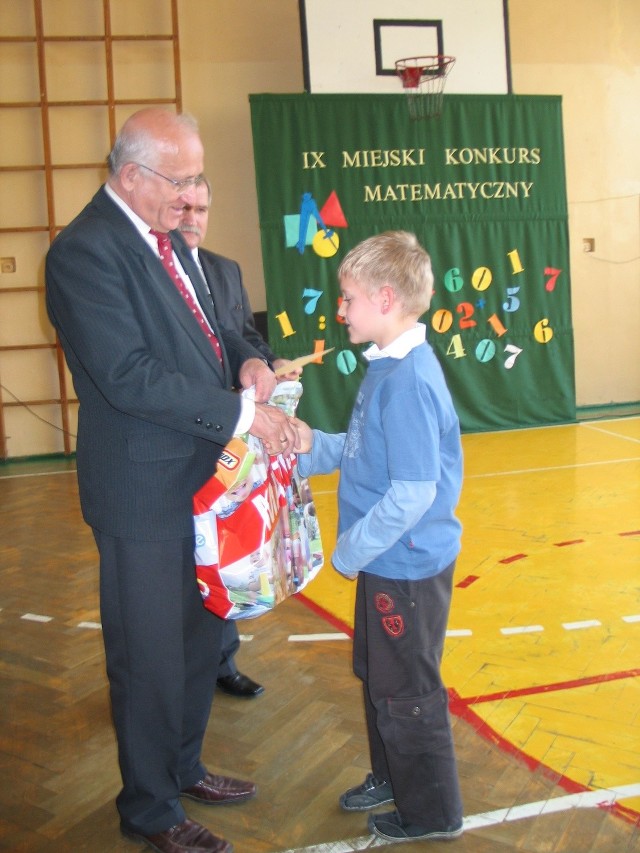 Wśród  uczniów drugich klas Mistrzem Matematyki został  Mateusz Floras ze Szkoły Podstawowej nr 4. Nagrodę wręcza mu Jurand Lubas, przewodniczący Rady Miasta Tarnobrzega.