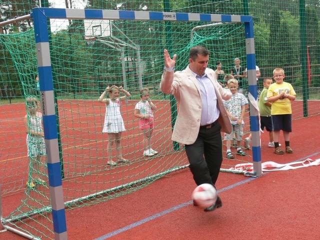 Nowe boisko wielofunkcyjne od razu przetestowano. Na bramce dobrze radził sobie wiceprezydent Skarżyska Grzegorz Małkus. 