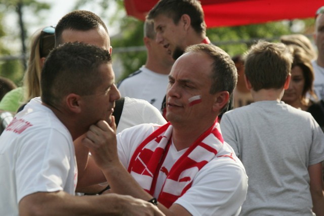 12.06.2016 polkowice strefa kibica miasteczko euro 2016 mecz polska - irlandia kibic kibice kibicowanie raca bialo czerwoni gazeta wroclawskapiotr krzyzanowski/polska press grupa