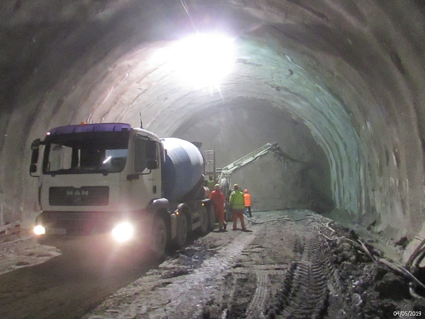 Dobra wiadomość z budowy zakopianki. W październiku będzie wydrążona cała jedna nitka tunelu [GALERIA]