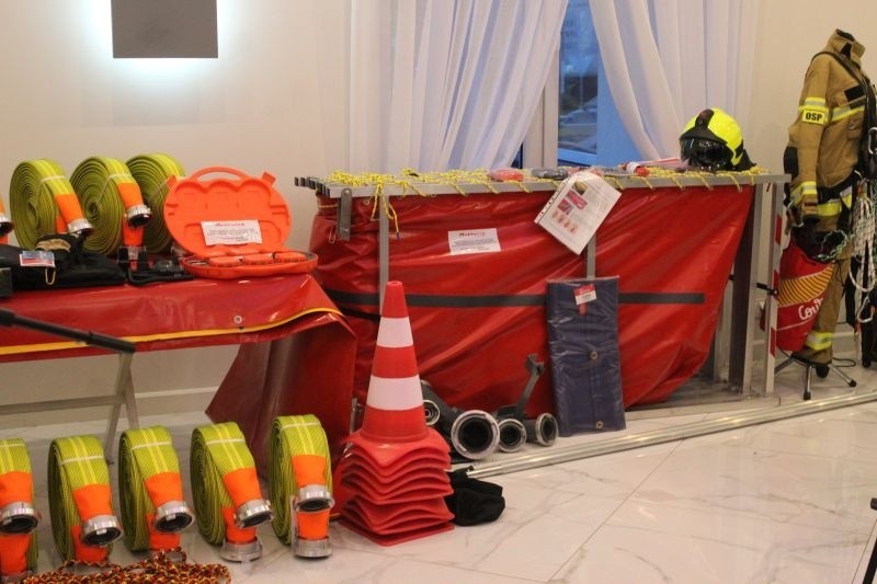 Nowy sprzęt dla Ochotniczej Straży Pożarnej w Lewiczynie. Druhowie otrzymali wyposażenie i odzież