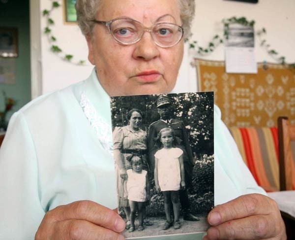 Maria Grabowiecka pokazuje ostatnie wspólne zdjęcie rodzinne zrobione w sierpniu 1939 r. Jest na nim Piwnica z żoną i córkami: Marią (po lewej) i Aleksandrą.