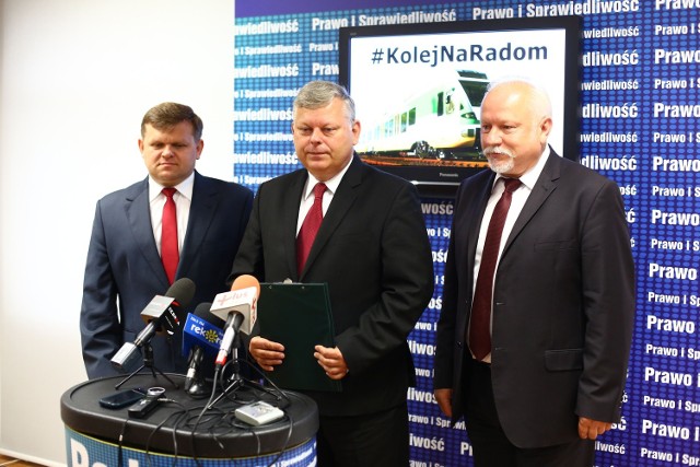 Premier Ewę Kopacz zapraszali do Radomia politycy PiS; od lewej Wojciech Skurkiewicz, Marek Suski i Dariusz Bąk.