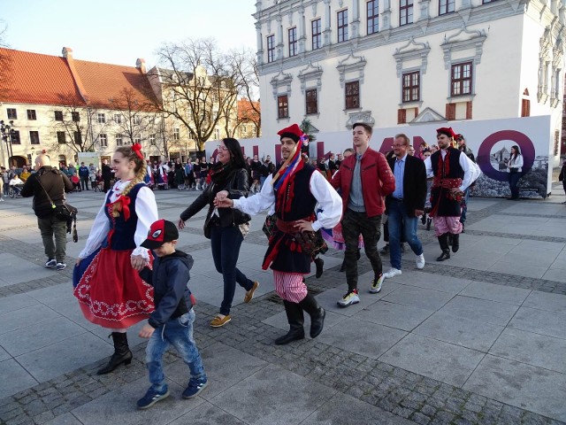 Zespoły z Chełmińskiego Domu Kultury zatańczyły na rynku w Chełmnie