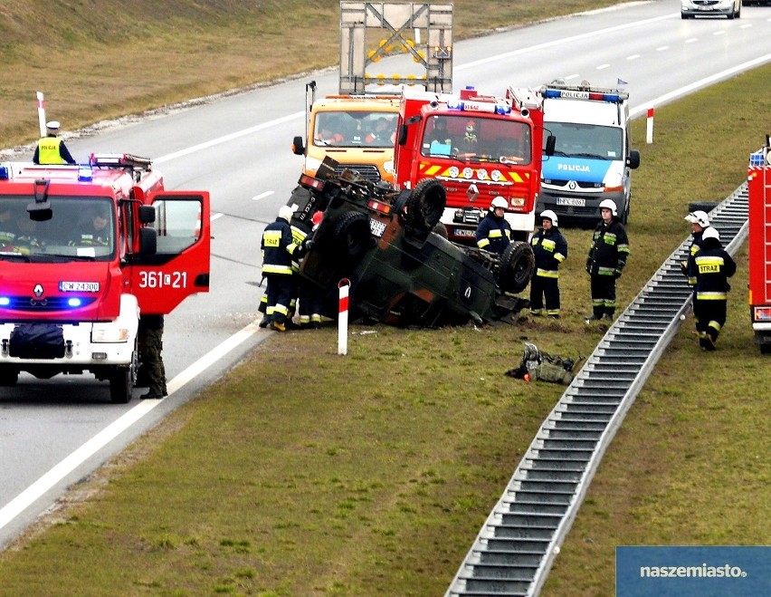 Wypadek samochodu Wojska Polskiego na autostradzie A1 obok Włocławka [zdjęcia]