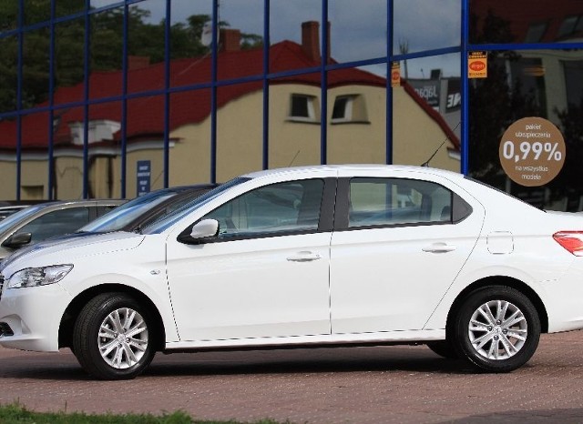 Peugeot 301 oferuje sporą przestrzeń dla pasażerów i ma całkiem pokaźny bagażnik. W wersji Active zewnętrzne klamki i lusterka boczne pomalowane są w kolorze nadwozia.