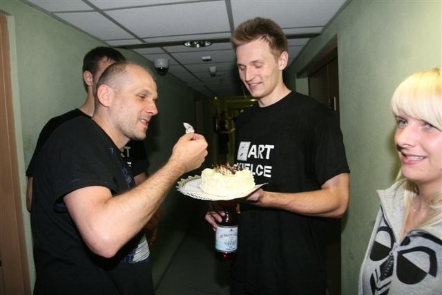 Trener Dariusz Daszkiewicz jako pierwszy dobrał się w poniedziałek do urodzinowego tortu Adriana Staszewskiego. Fot. Sławomir Stachura