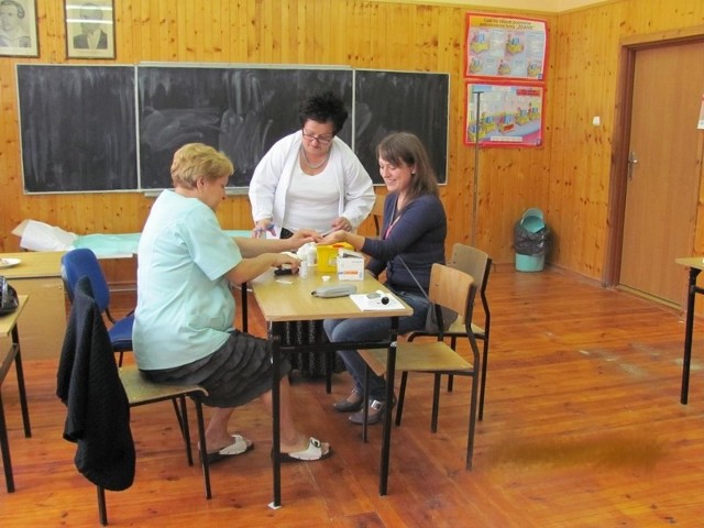 Lekarze przyjmowali pacjentów w budynku szkoły podstawowej w Odrzywole.
