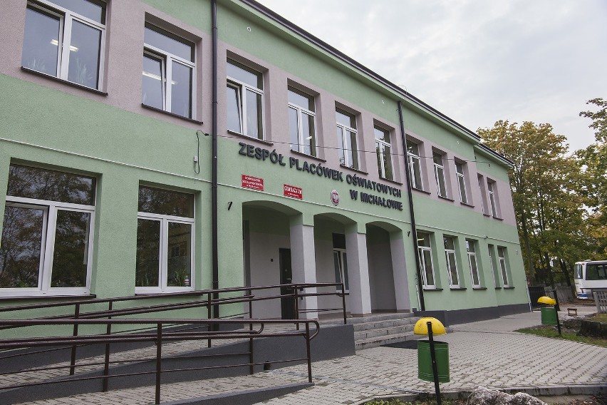 Budynek szkoły w Michałowie zyskał po odno­wie nowy napis...