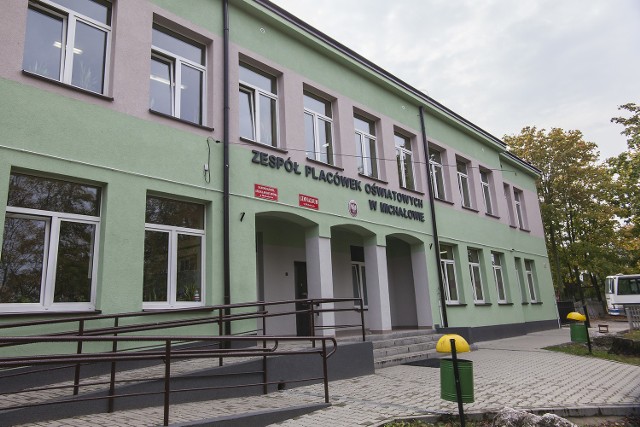 Budynek szkoły w Michałowie zyskał po odno­wie nowy napis nad wejściem do budynku. 