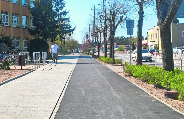 Prace przyspieszyły jest już asfalt na nowej ścieżce rowerowej.