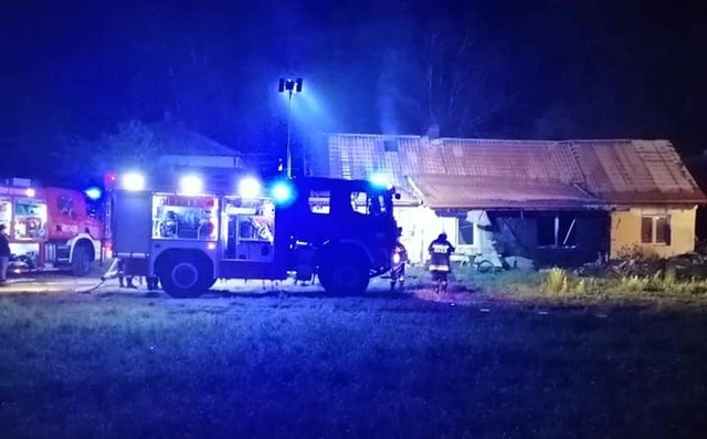 W czwartek, o godz. 2.29, podlascy strażacy otrzymali informację o pożarze we wsi Szepietowo Podleśne. Na miejsce wysłano siedem zastępów straży.