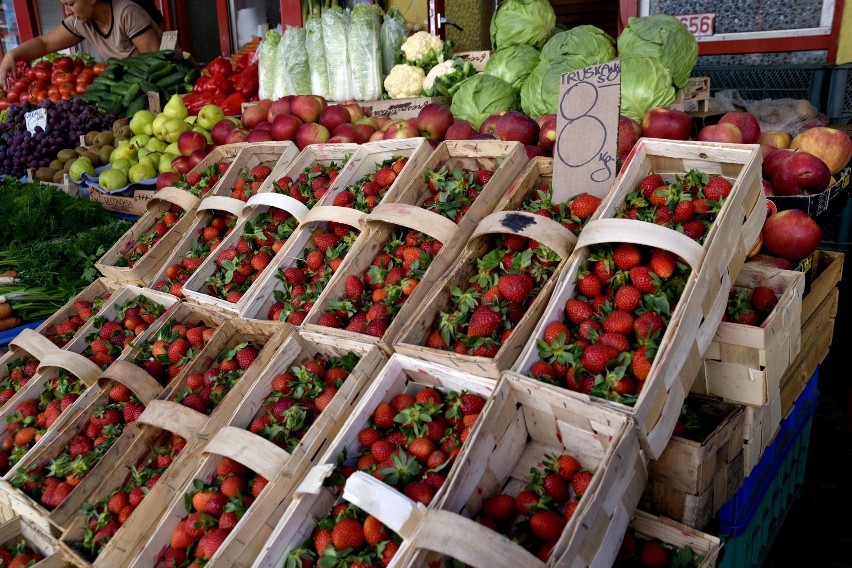 Truskawki już po osiem złotych. Zobacz ceny owoców i warzyw na targowisku Korej przy ulicy Wernera w Radomiu - zdjęcia