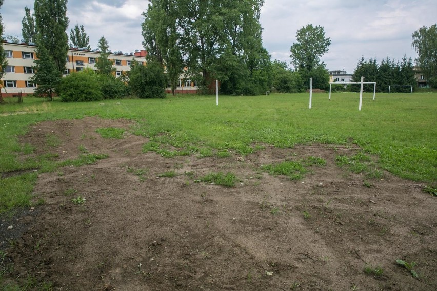 Kraków. Są przeciwko upychaniu ogromnego basenu na zielonym terenie szkoły