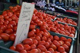 Pomidory z okolic Nowej Soli. Klienci kupują je nie tylko na przeciery, też do kiszenia i suszenia. Zobacz ceny warzyw z targowiska