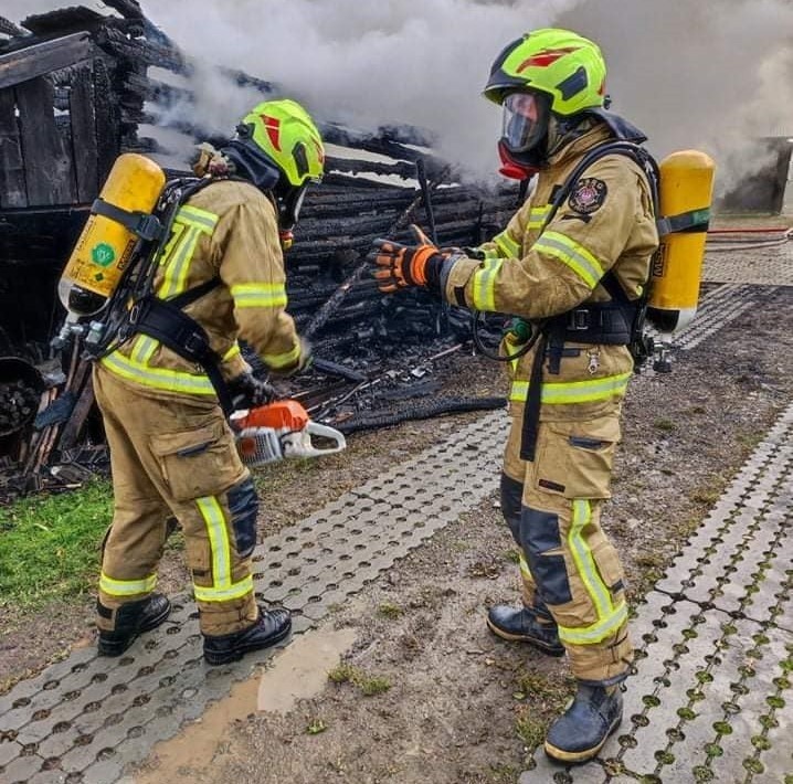 Przyszowa. Pożar stodoły i budynku gospodarczego. W akcji kilka jednostek strażackich i OSP