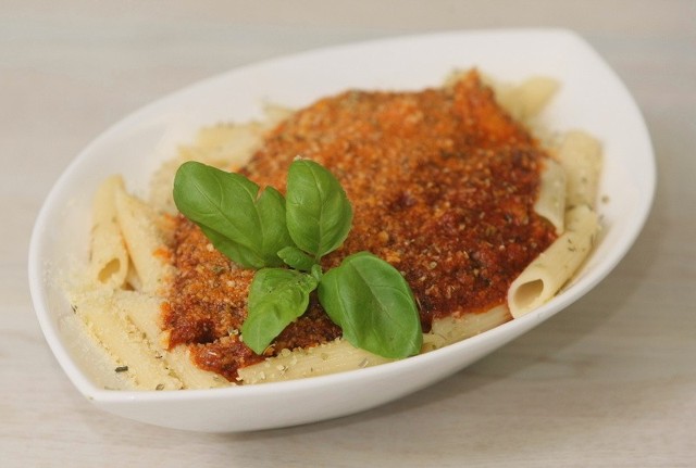 Pasta bolognese to błyskawiczna i smakowita propozycja dania obiadowego.