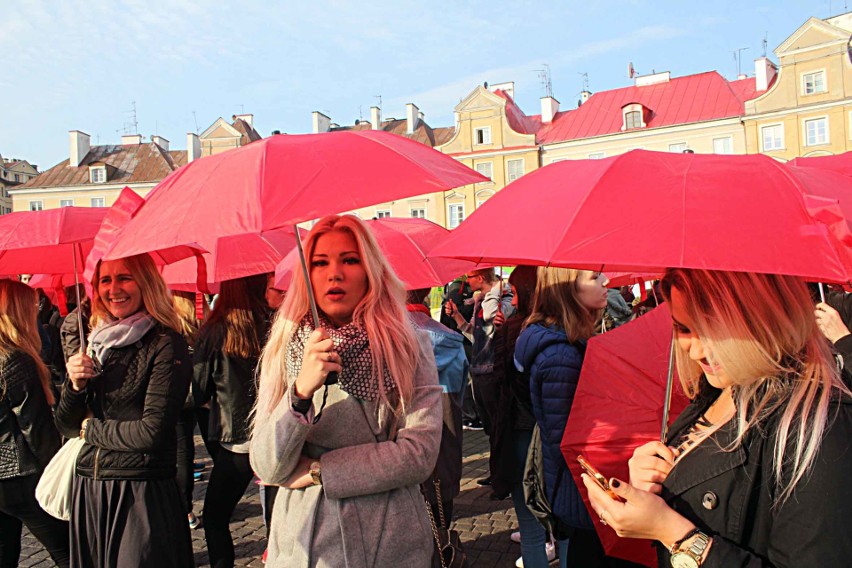 Licealiści Lublinowi. 700 uczniów ułożyło z parasolek flagę miasta 