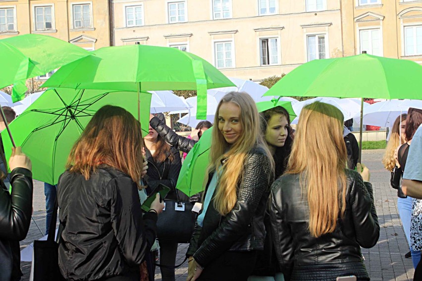 Licealiści Lublinowi. 700 uczniów ułożyło z parasolek flagę miasta 