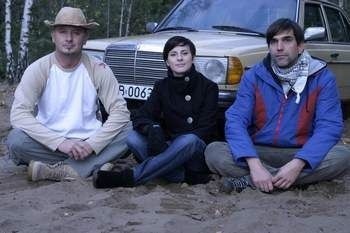 Od lewej Grzegorz Wałęsa, Marta Lutrzykowska i Michał Lutrzykowski pierwszą przygodę mają już za sobą, zagrzebali się w samochodzie na piasku w podbydgoskim lesie