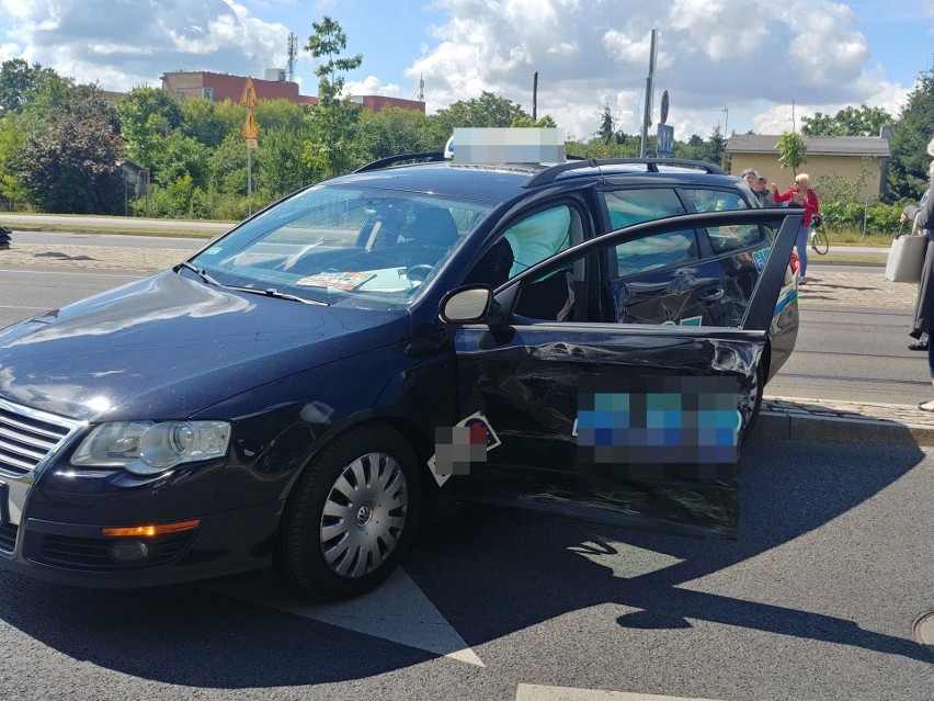 Kolizja na ul. Arkońskiej w Szczecinie. Zderzenie taksówki z autobusem komunikacji miejskiej