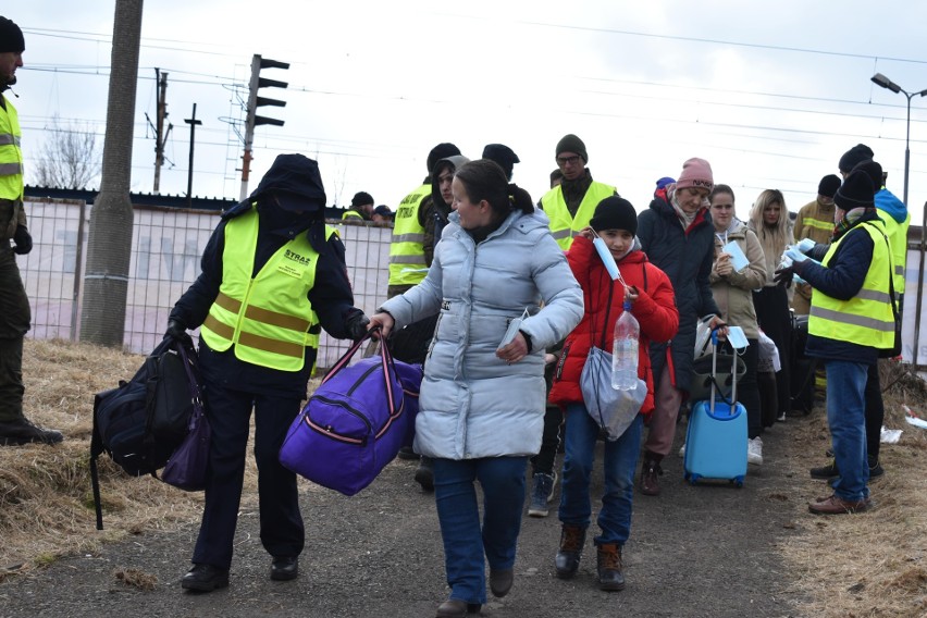 Ok. 1800 uchodźców przyjechało dzisiaj (7.03.2022) do...