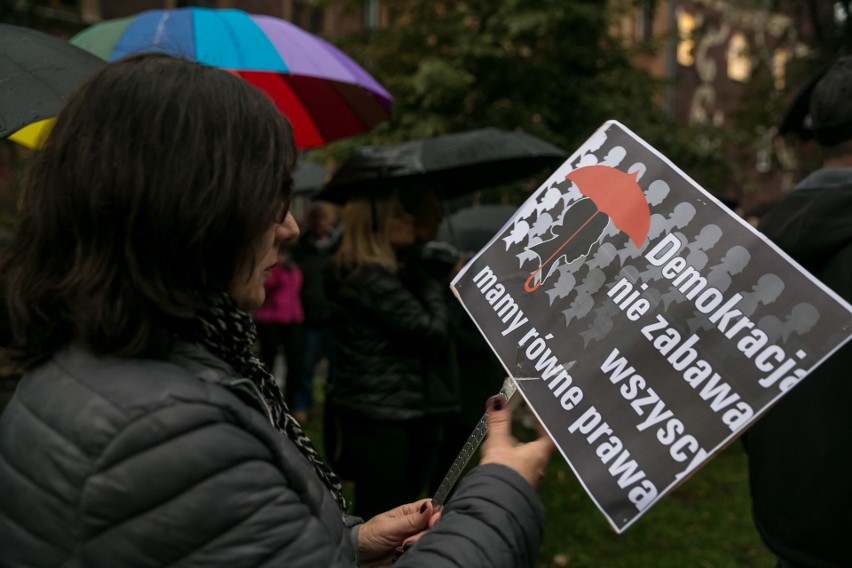 Czarny Wtorek. Parasolki pod siedzibą PiS-u