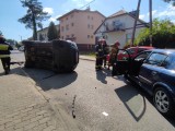 Groźne zderzenie samochodów na Dziesiątej w Lublinie. Jedno z aut przewróciło się na bok