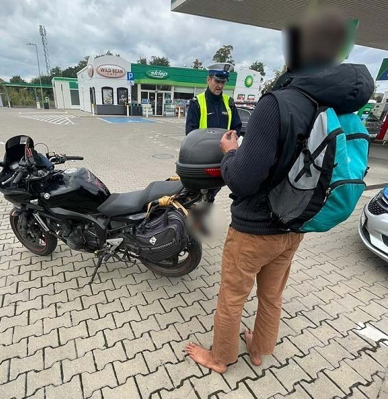 Policjanci zatrzymali oryginalnego motocyklistę, który przez Łódź pędził boso, bez kasku i z ptasimi piórami na kierownicy.