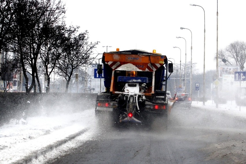 Wrocław: Padał śnieg. Wszystkie pługi jeszcze nie wyjechały (PROGNOZA) 