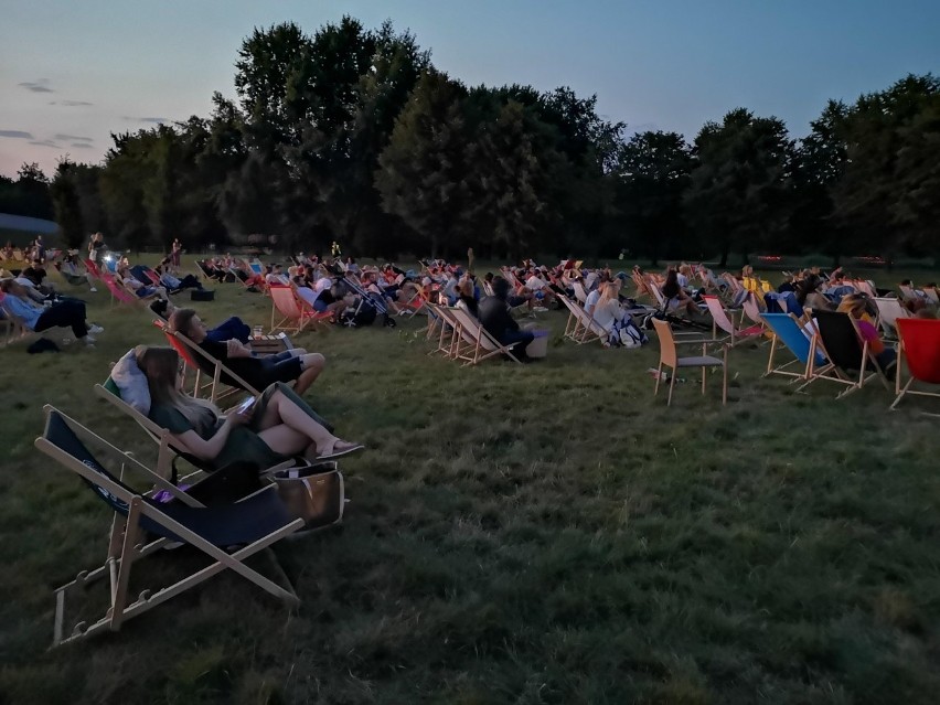 Z lekkim opóźnienie w tym roku, ale jednak powróciło Kino na trawie. Tym razem w Parku Lotników. Sprawdziliśmy, jak było