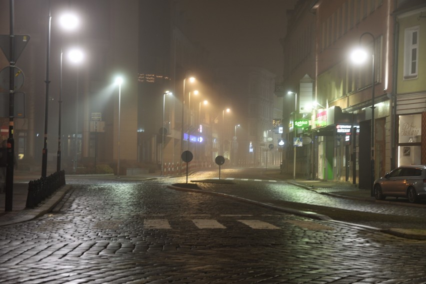 Sylwester 2020 w Opolu we mgle. Ulice świecą pustkami, ale...
