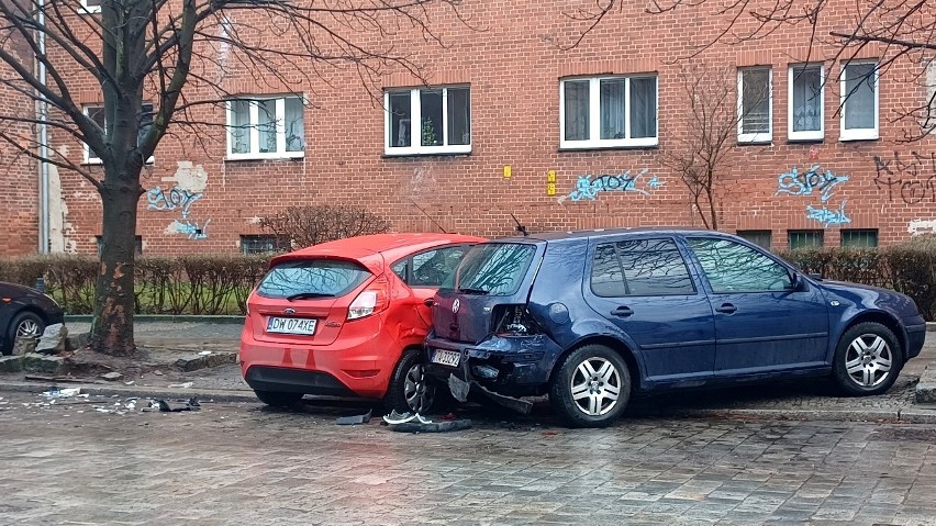 Rozbite samochody na al. Pracy we Wrocławiu