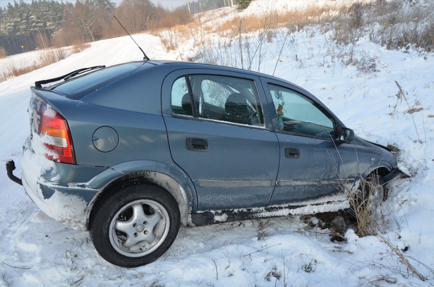 Opel w rowie, kierowca zabrany do szpitala. Wypadek w Lucynowie (pow. wyszkowski). 18.1.2021. Zdjęcia
