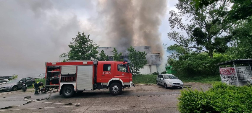 Na miejscu pracuje kilka zastępów strażaków.