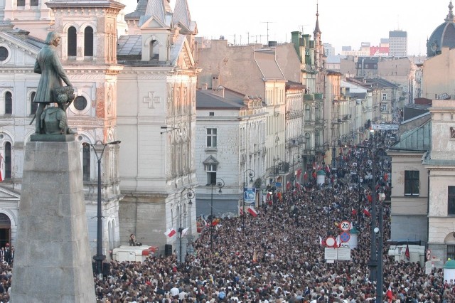 4 kwietnia 2005 r. - dwa dni po śmierci Jana Pawła II -  100 tys. łodzian wzięło udział w Białym Marszu. Podobne uroczystości odbyły się we wszystkich miastach naszego regionu.