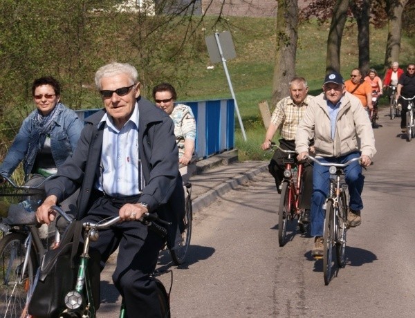 Mieszkańcy Wojciechowa zapraszają: wsiadajcie na rower i przyjeźdzcie do nas na piknik.