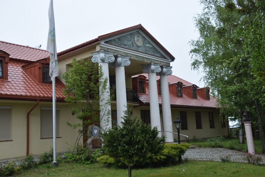 Arcybiskup Sławoj Leszek Głódź ma pałac w podlaskiej wsi Bobrówka. Posiadłość jest warta miliony złotych (ZDJĘCIA)