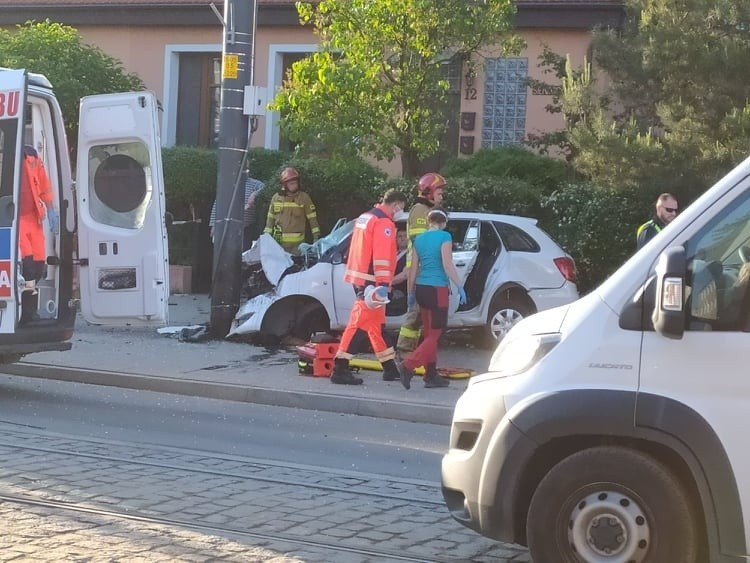 Samochód wypadł z jezdni i uderzył w przystanek i słup...