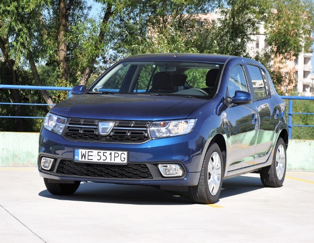 Dacia Sandero 1.0 SCe - testDacia Sandero ma zmieniony wygląd i nowy podstawowy silnik benzynowy. Jej zaletą jest to, że wciąż jest najtańszą propozycją na rynku oferując tylko to, co niezbędne, ale w praktycznym i przestronnym nadwoziu.fot. Marcin Lewandowski