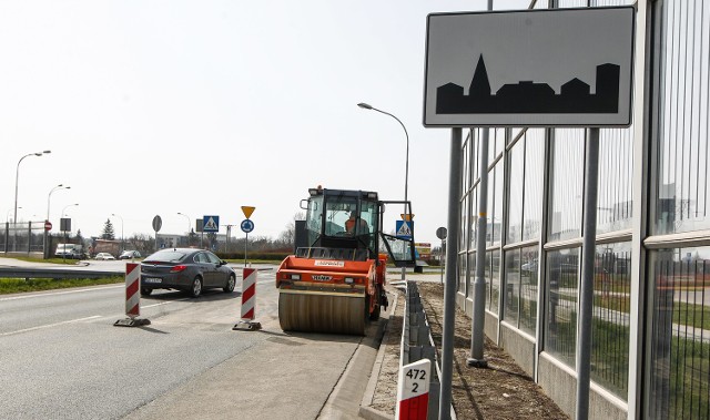 Wczoraj drogowcy wymieniali ok. 80 metrów asfaltu w rejonie ronda im. Jacka Kuronia.