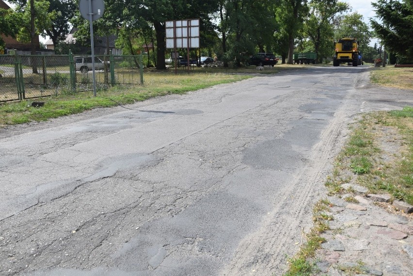 Rezerwowy remont drogi w podstargardzkim Kunowie 