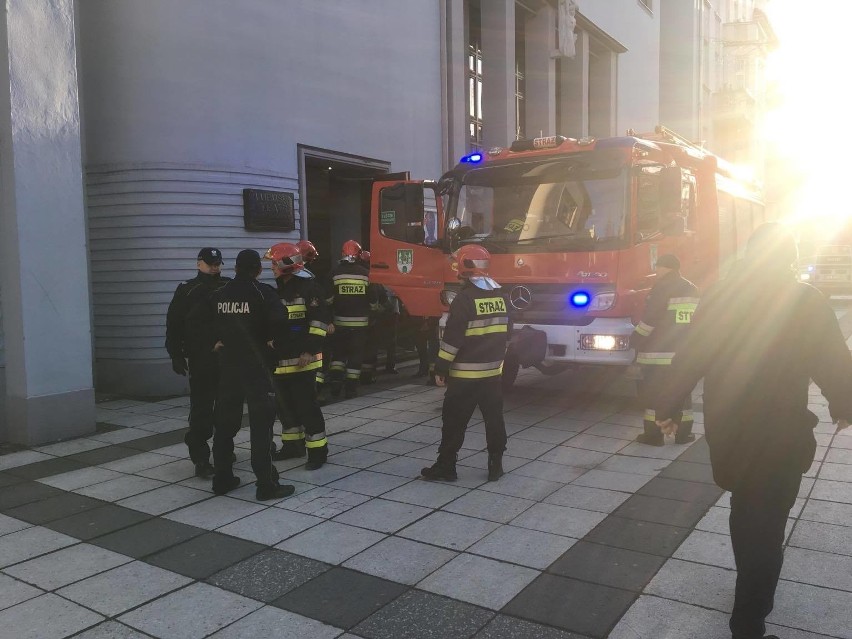 - Właśnie pod Lubuski Teatr w Zielonej Górze podjechały dwa...