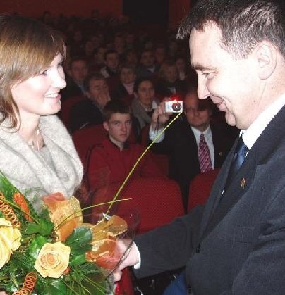 Anna Leoniak w rodzinnym mieście była ostatnio w grudniu ubiegłego roku z okazji suwalskiej premiery filmu "Dialog&#8221;. Dostała kwiaty od wiceprezydenta Marka Buczyńskiego.