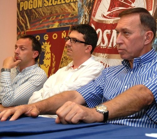 Prezesi Pogoni (od lewej) Grzegorz Smolny i Artur Kałużny oraz Groclinu Zbigniew Drzymała nie mają zbyt tęgich min. Czasu jest coraz mniej, a wciąż do końca nie wiadomo, na jakich zasadach portowcy grać mają w ekstraklasie.