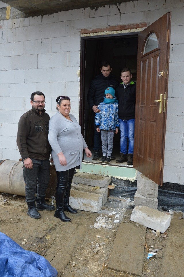 Ewelina i Mirosław Brończykowie chcieliby zapewnić swoim synom godne warunki  mieszkaniowe. Potrzebują pomocy