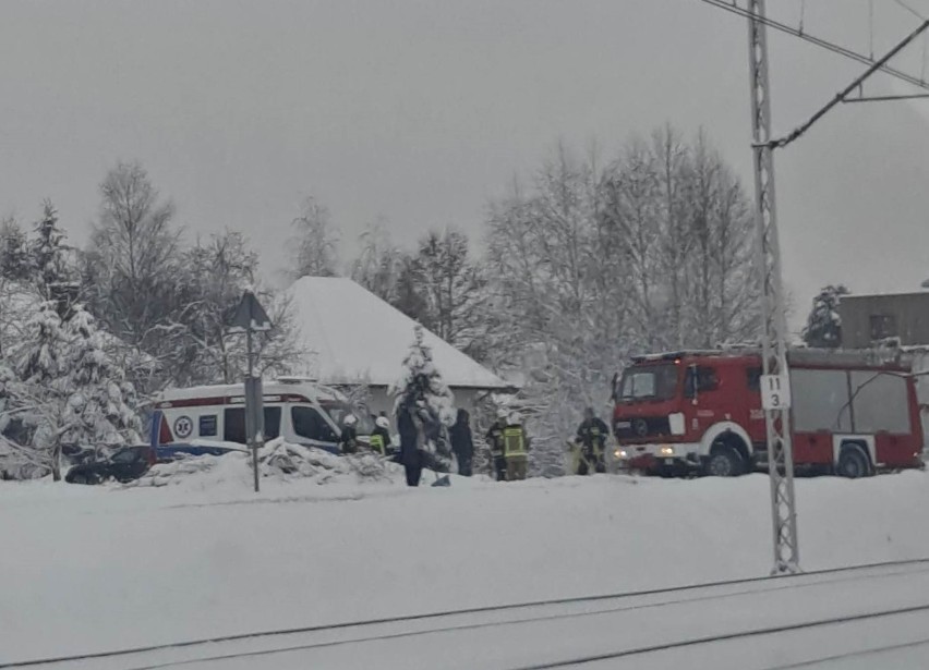 Strażacy z OSP Skawina II pomagali wyjechać karetce...