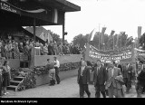 Wielki dzień małego Tczewa. Jak propagandowo likwidowano analfabetyzm na Pomorzu. Zdjęcia z lipca 1950 roku 