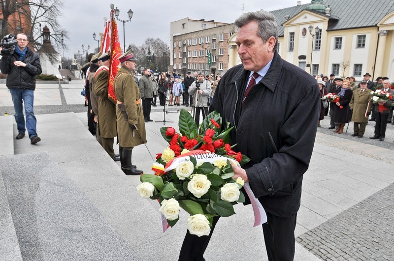 Uroczystością przed pomnikiem marszałka Józefa Piłsudskiego...