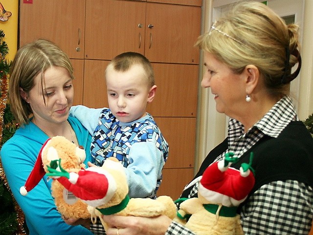 Patryk Maciejewski (na zdjęciu z mamą Iloną) otrzymał maskotkę od Gabrieli Wiśniewskiej, właścicielki "Anwisu"